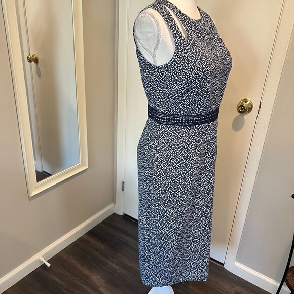 Maggy London Denim Flower Power Novelty Cut Out Sheath Dress, Size 6 - Picture 7 of 16